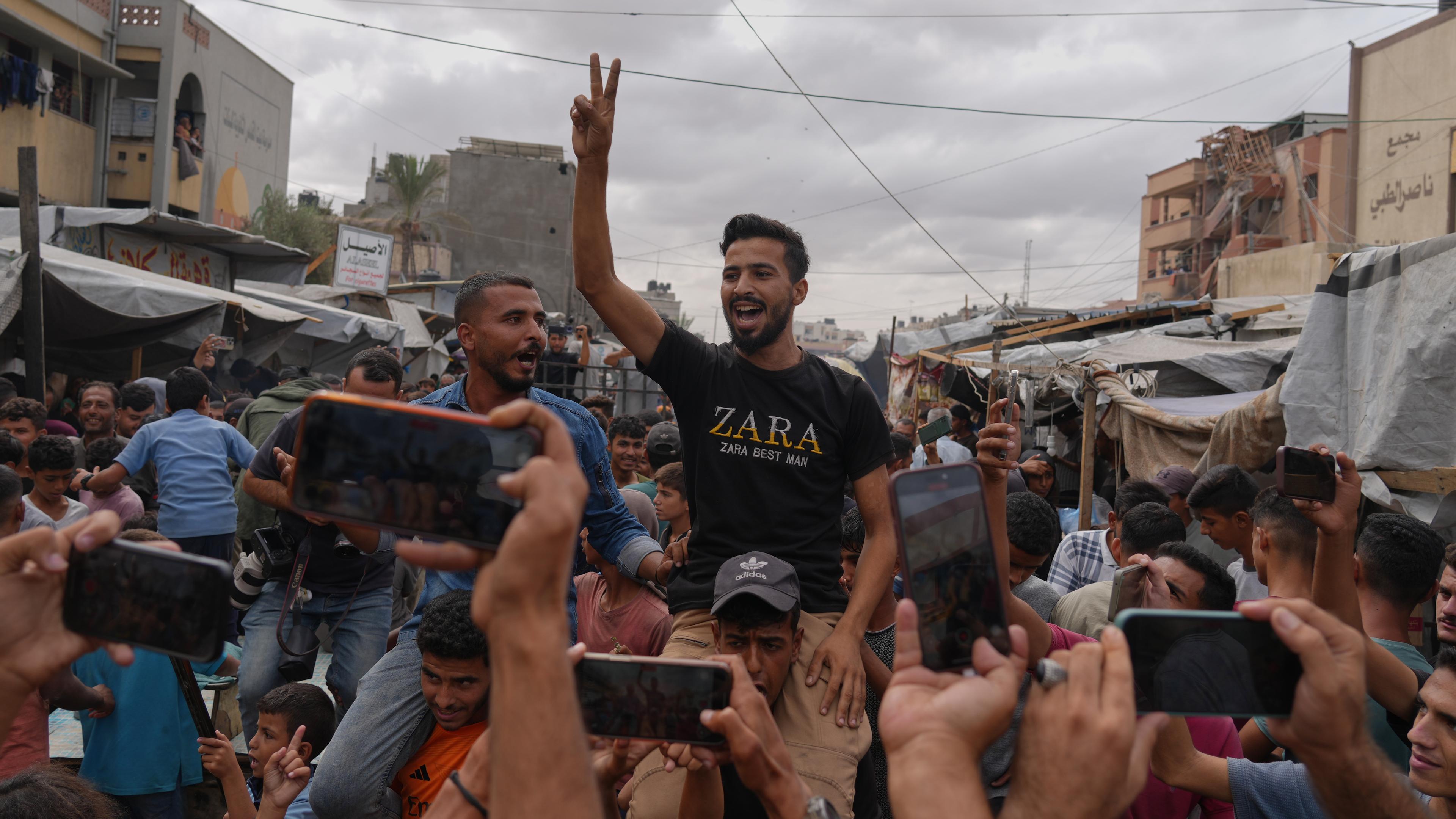Palästinenser feiern in Chan Junis im südlichen Gazastreifen nach der Bekanntgabe, dass Israel und die Hamas der ersten Phase eines Friedensplans zur Unterbrechung der Kämpfe zugestimmt haben. 