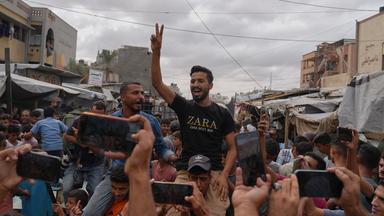 Palästinenser feiern in Chan Junis im südlichen Gazastreifen nach der Bekanntgabe, dass Israel und die Hamas der ersten Phase eines Friedensplans zur Unterbrechung der Kämpfe zugestimmt haben. 