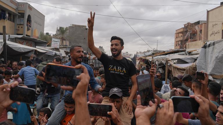 Palästinenser feiern in Chan Junis im südlichen Gazastreifen nach der Bekanntgabe, dass Israel und die Hamas der ersten Phase eines Friedensplans zur Unterbrechung der Kämpfe zugestimmt haben. 