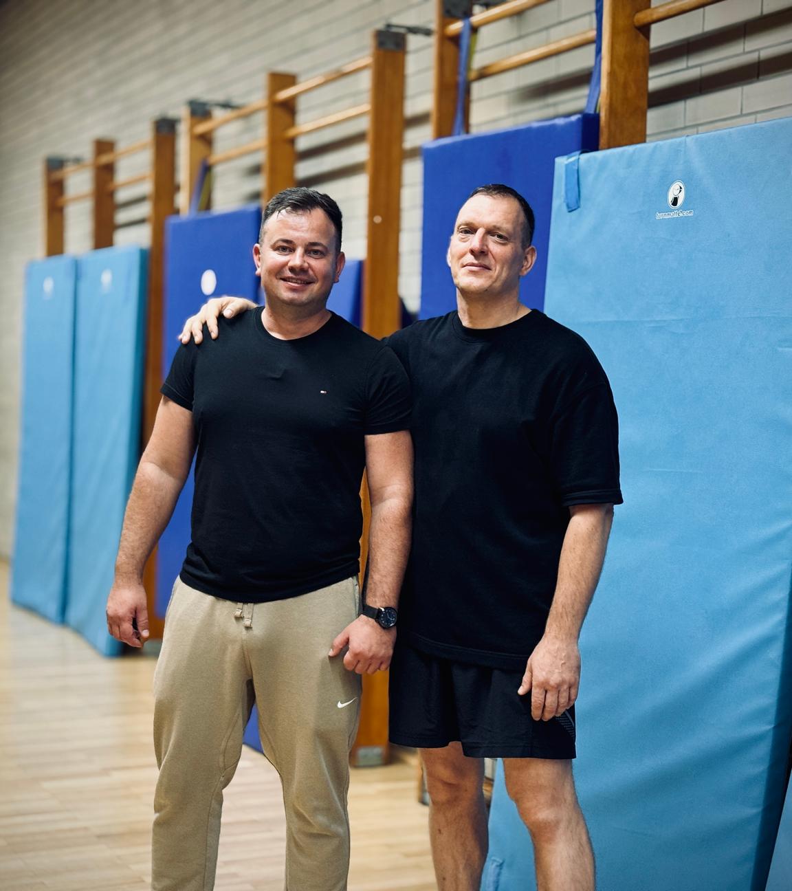 Der russischstämmige Boxer Vitali Litz (l.) und der ukrainische Kriegsflüchtling Sergej Mermis (r.) trainieren gemeinsam junge Boxer aus vielen Ländern.