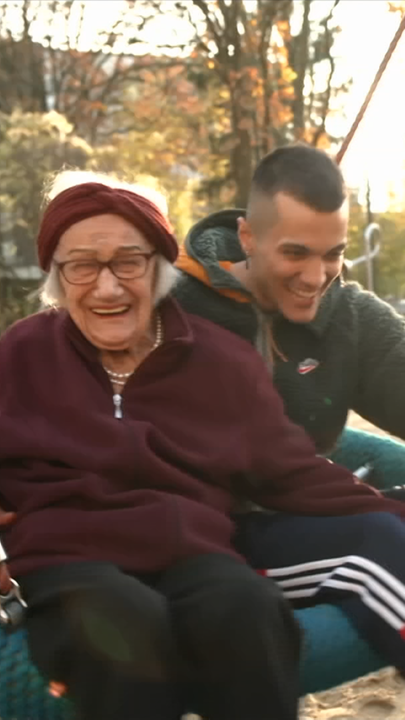 Amir und Agnes auf lachend auf einer Schaukel