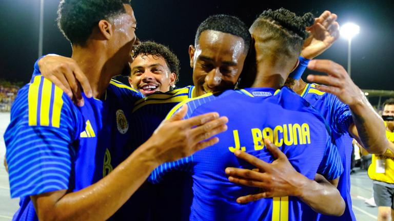 Spieler gratulieren ihrem Teamkollegen Juninho Bacuna während des Freundschaftsspiels zwischen Curaçao und Aruba im Ergilio-Hato-Stadion am 06.06.2026 in Willemstad, Curaçao.