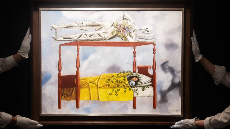 Kunsthändler halten „El Sueño (La Cama)“ (Übersetzung – Der Traum – (Das Bett)) von Frida Kahlo