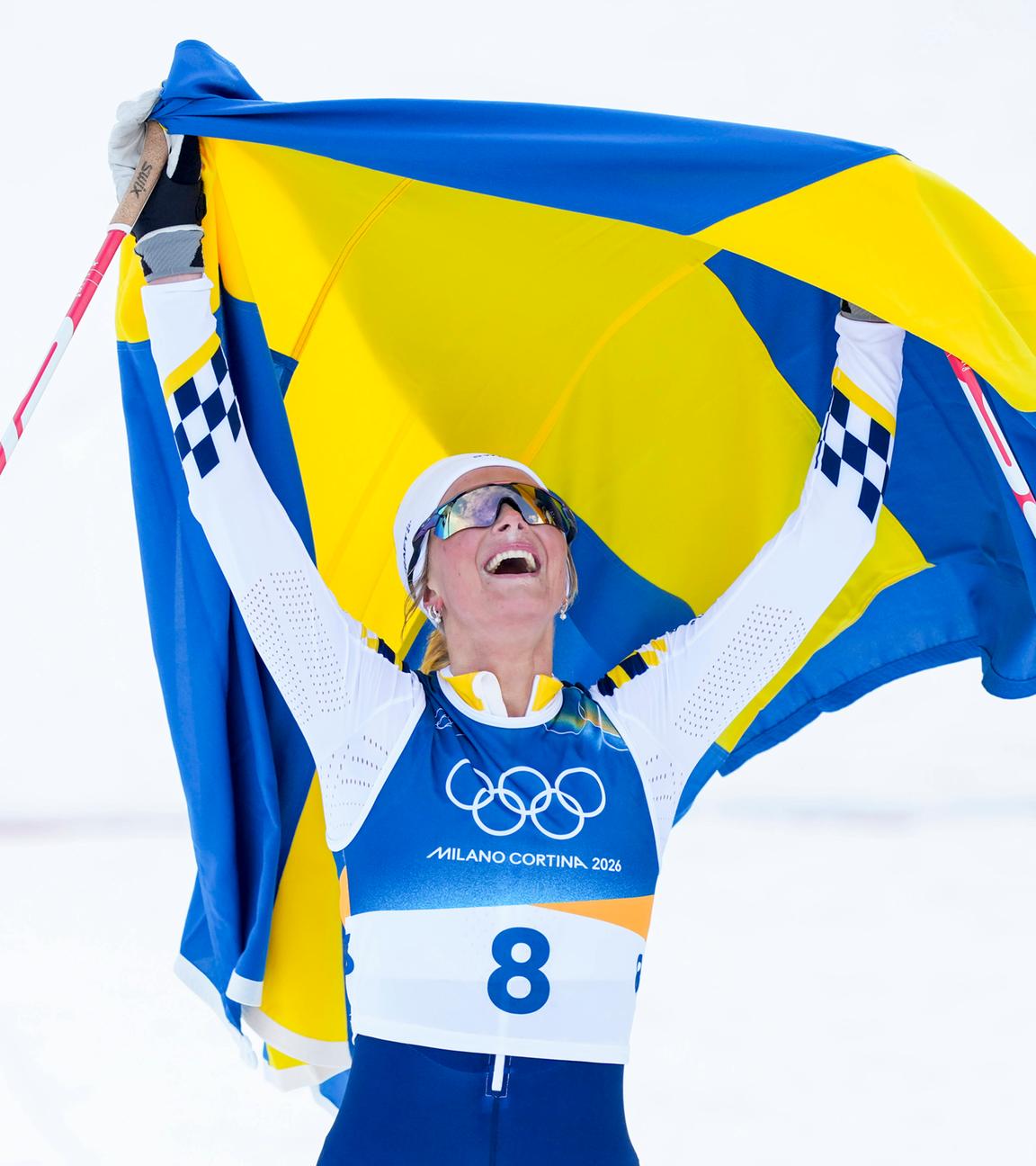 Die schwedische Skilangläuferin Frida Karlsson jubelt nach ihrem Sieg bei den Olympischen Winterspielen 2026 im 20km Skiathlon 