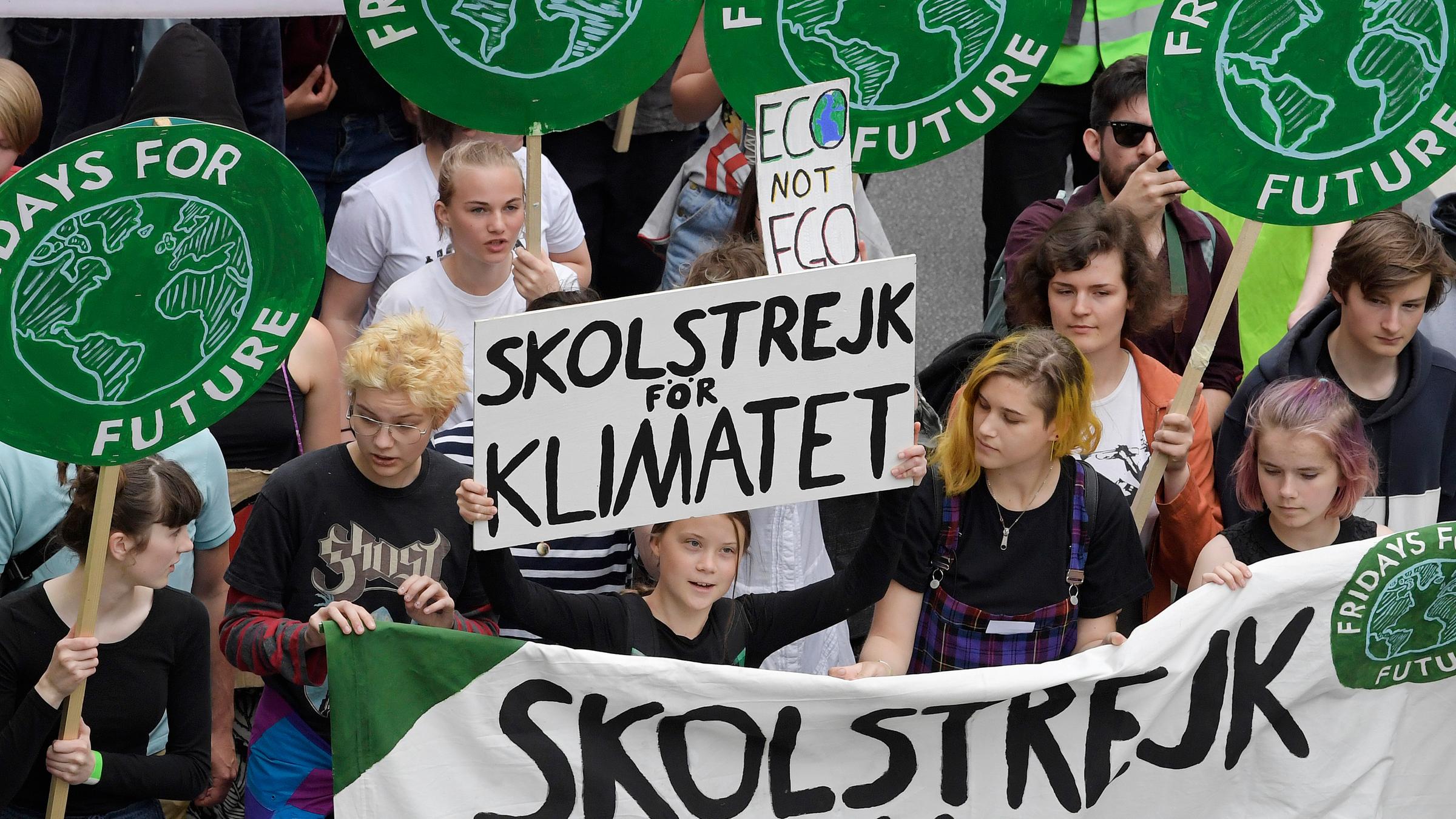 Archiv: Schülerinnen und Schüler demonstrieren mit Protestplakaten während des Fridays for Future Klimastreiks, aufgenommen am 24.05.2019