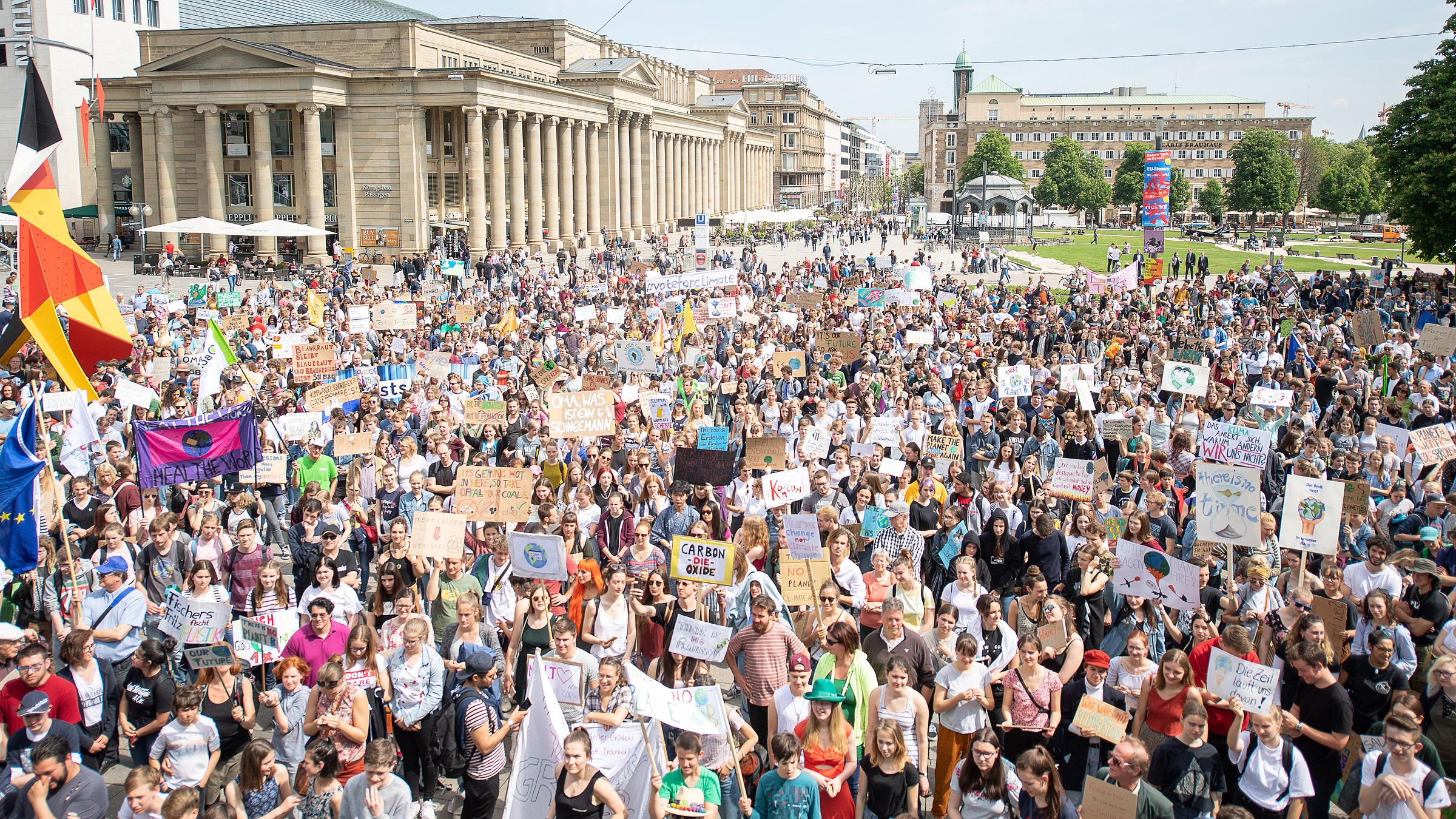 Schülerinnen und Schüler demonstrieren mit Protestplakaten bei Fridays for Future.