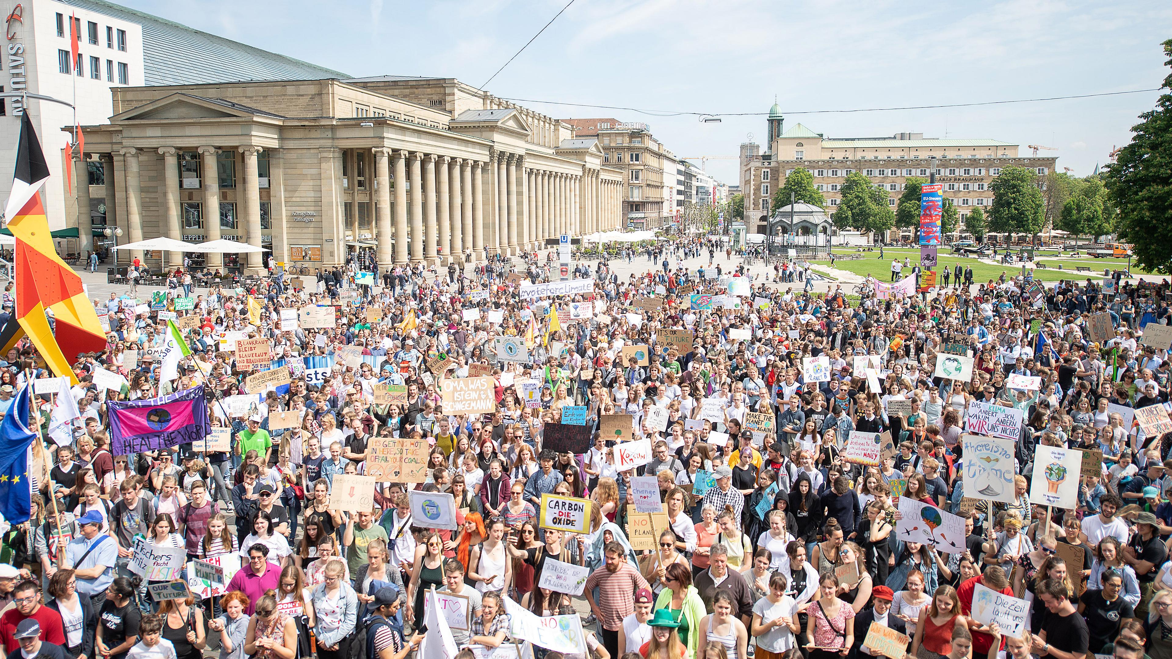 Schülerinnen und Schüler demonstrieren mit Protestplakaten bei Fridays for Future.