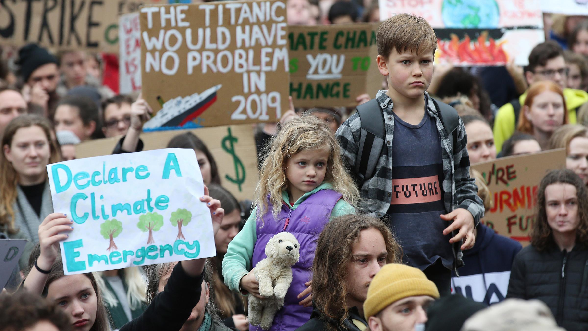 Schülerinnen und Schüler demonstrieren mit Protestplakaten bei Fridays for Future.