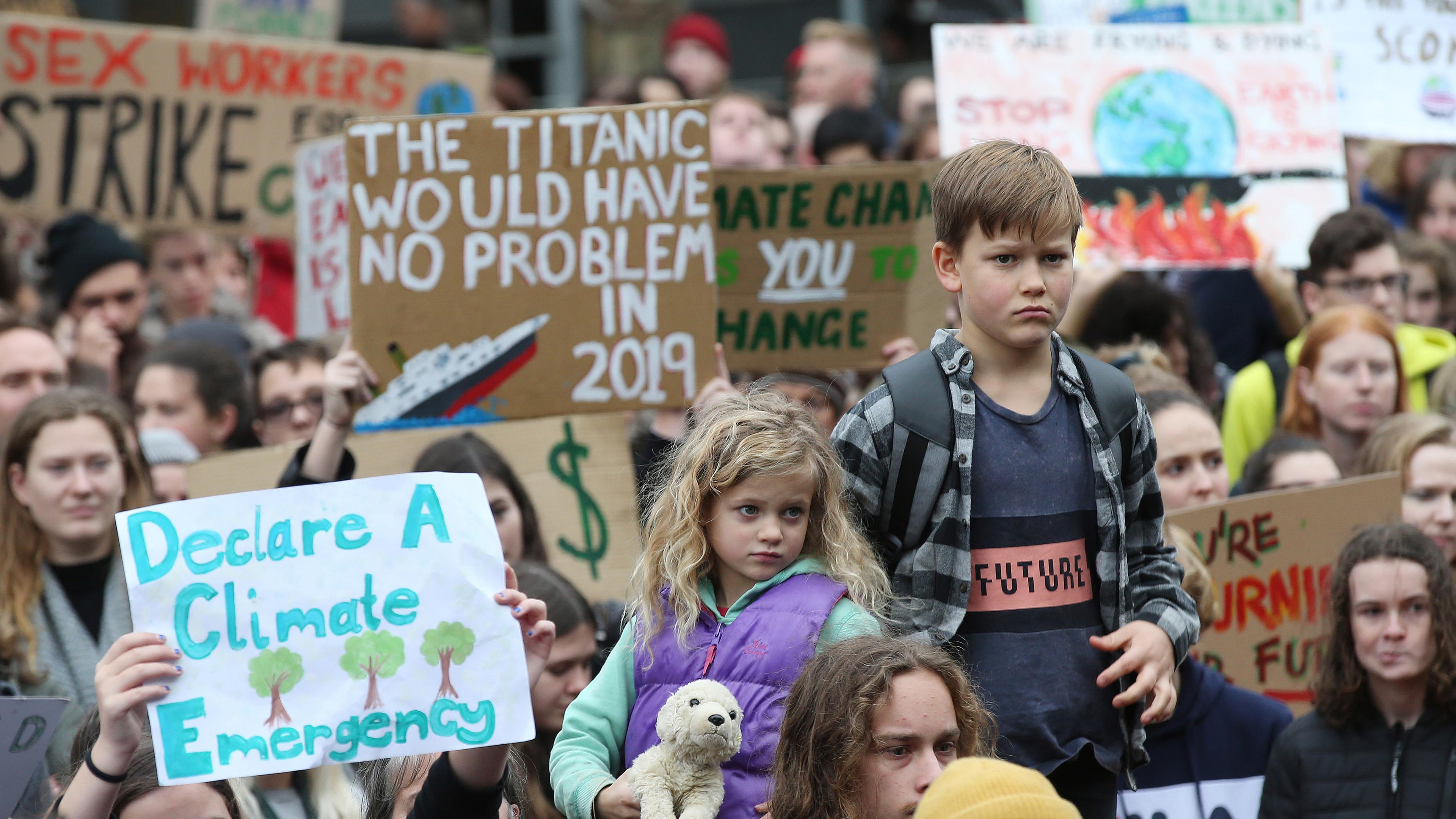 Schülerinnen und Schüler demonstrieren mit Protestplakaten bei Fridays for Future.