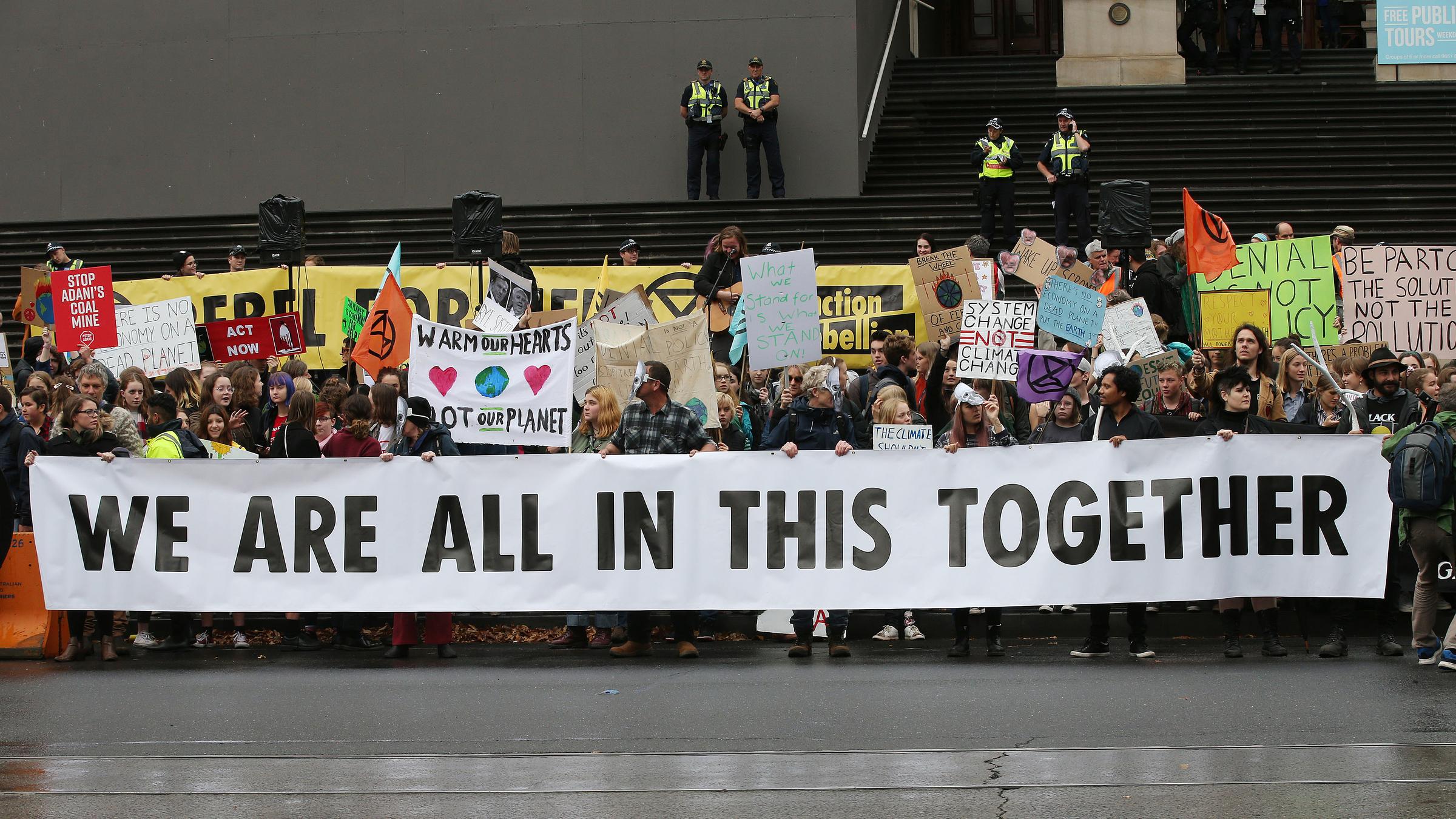 Schülerinnen und Schüler demonstrieren mit Protestplakaten bei Fridays for Future.