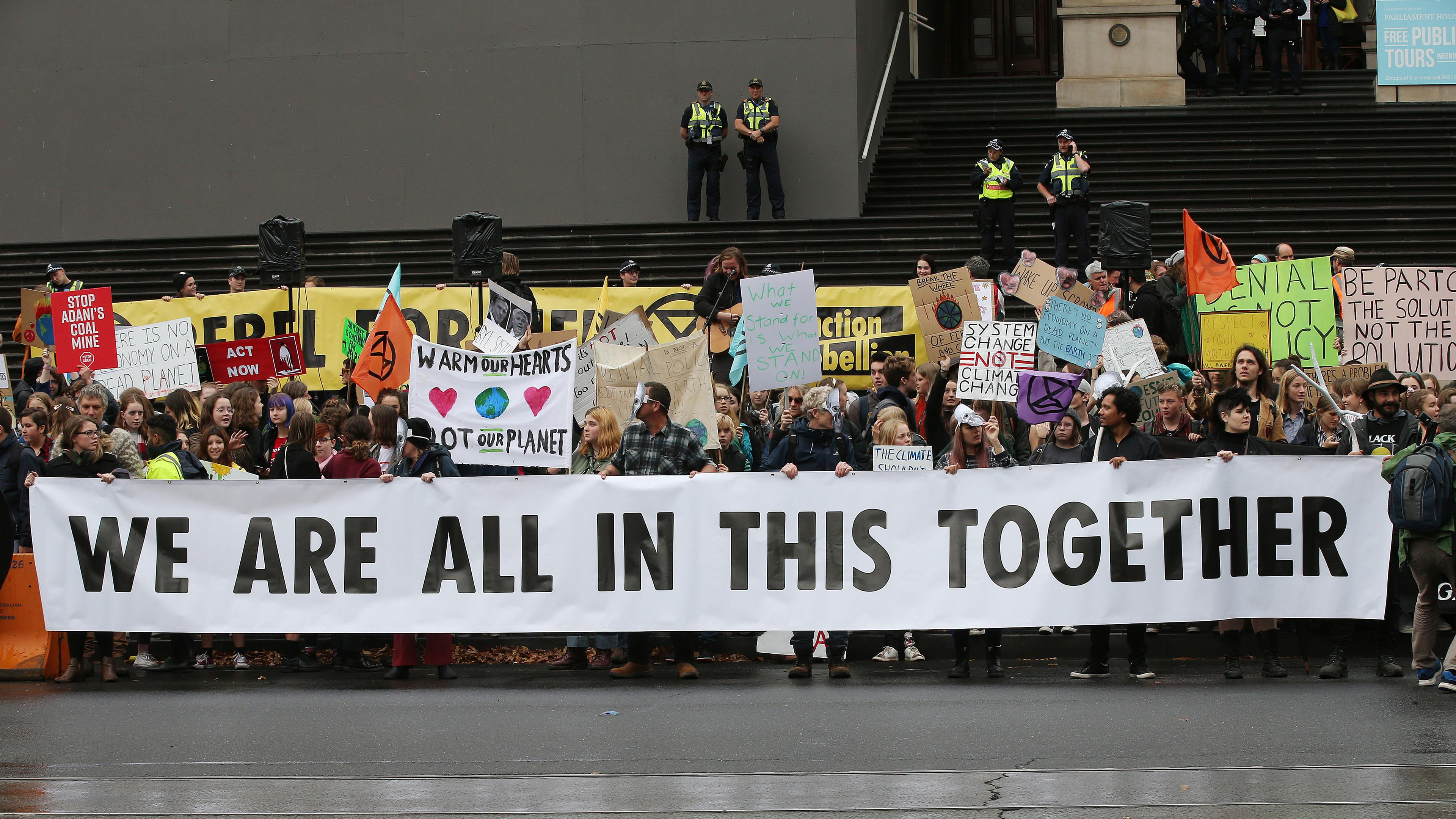 Schülerinnen und Schüler demonstrieren mit Protestplakaten bei Fridays for Future.