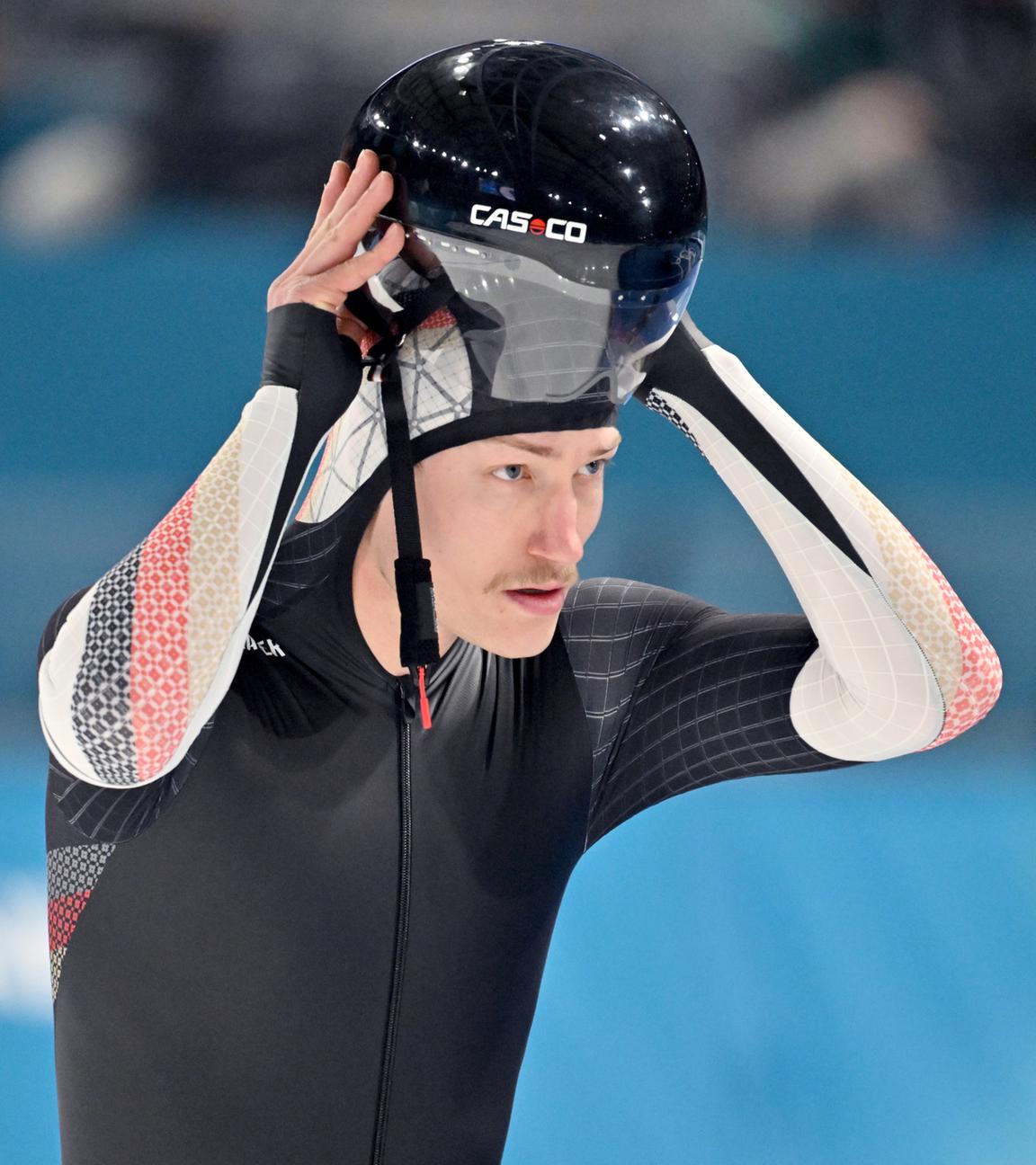 Der deutsche Eisschnelläufer Fridtjof Petzold bereitet sich am 08.02.2026 in Mailand auf den Start vor und setzt seinen Helm bei den Olympischen Winterspielen 2026 auf.