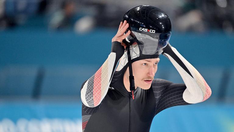 Der deutsche Eisschnelläufer Fridtjof Petzold bereitet sich am 08.02.2026 in Mailand auf den Start vor und setzt seinen Helm bei den Olympischen Winterspielen 2026 auf.
