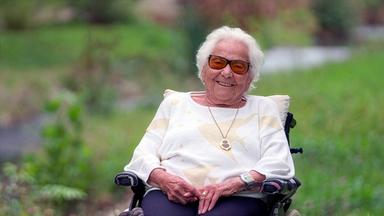 Friedel Zimmermann sitzt in einen Rollstuhl im Garten.