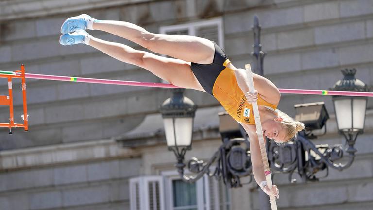 Die deutsche Leichtathletin Friedelinde Petershofen beim Stabhochsprung am 26.06.2025 während der Team Europameisterschaften in Madrid.