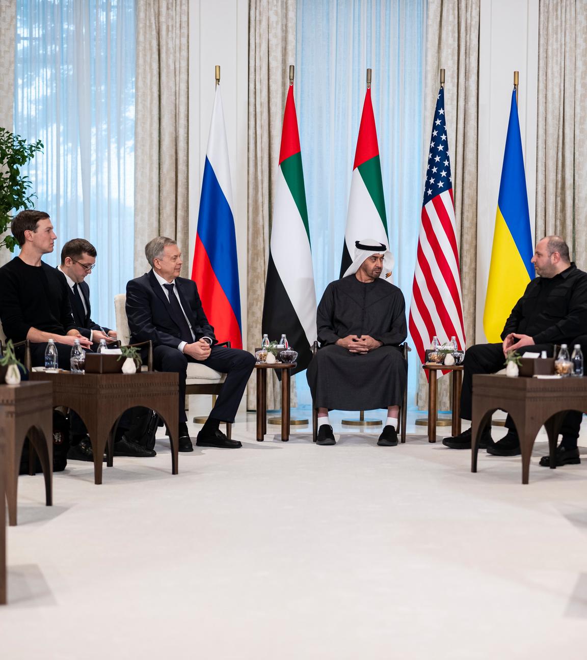 Der Präsident der Vereinigten Arabischen Emirate sitzt in Abu Dhabi mit Delegationen aus den USA, Russland und der Ukraine zusammen. Im Hintergrund die verschiedenen Landesflaggen.