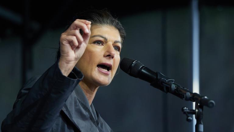 03.10.2024, Berlin: Sahra Wagenknecht (BSW) spricht bei einer Friedensdemonstration an der Siegessäule.