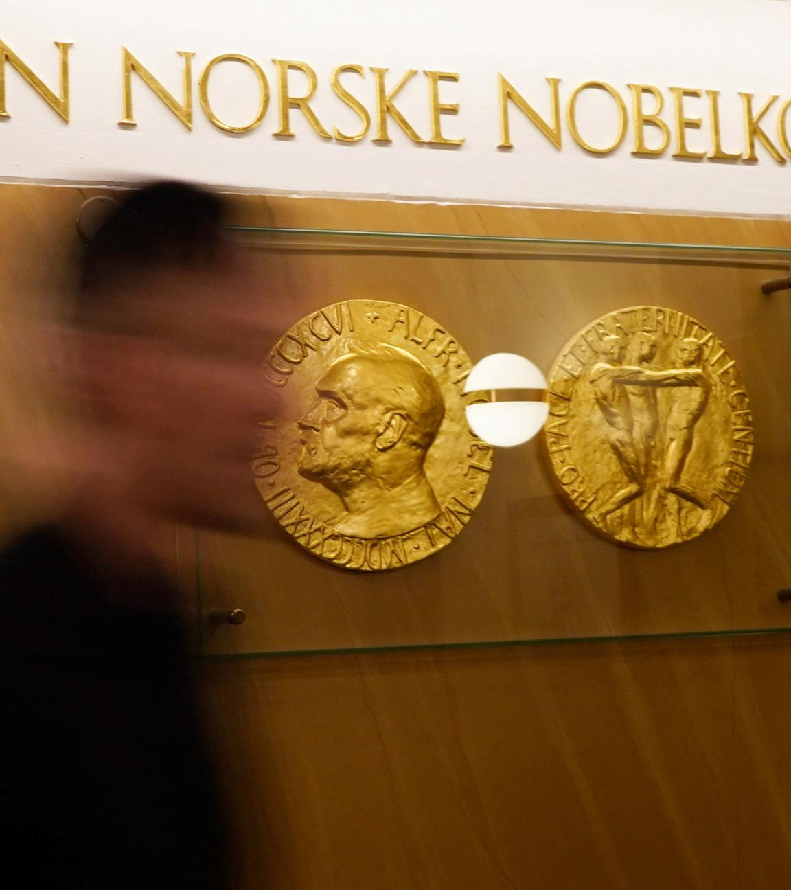 Ein Blick auf ein Schild mit der Aufschrift „das norwegische Nobelkomitee“ im norwegischen Nobelinstitut, wo der Träger des Friedensnobelpreises bekannt gegeben wird, in Oslo, Norwegen, 6. 10. 2023. 