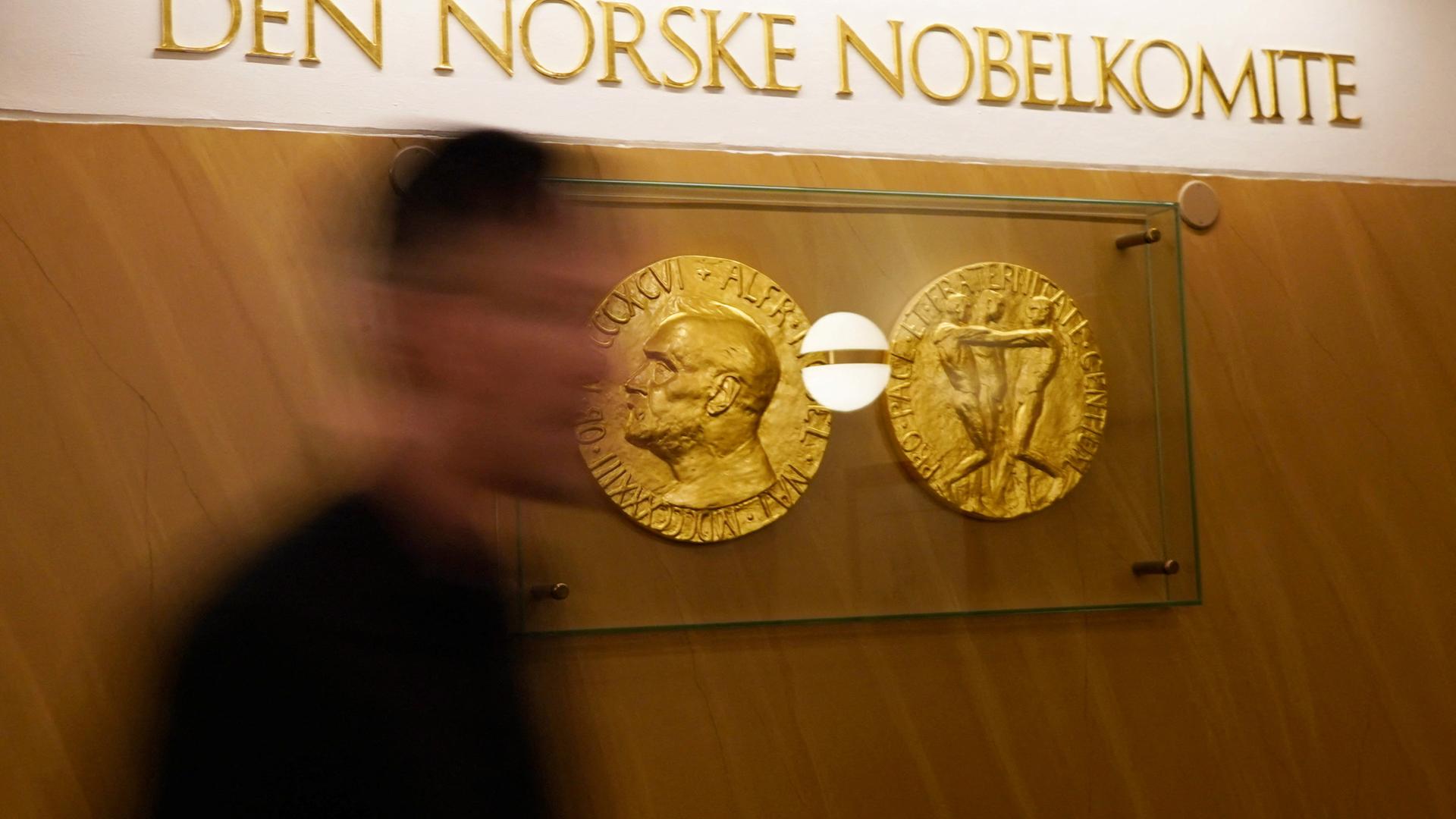 Ein Blick auf ein Schild mit der Aufschrift „das norwegische Nobelkomitee“ im norwegischen Nobelinstitut, wo der Träger des Friedensnobelpreises bekannt gegeben wird, in Oslo, Norwegen, 6. 10. 2023. 