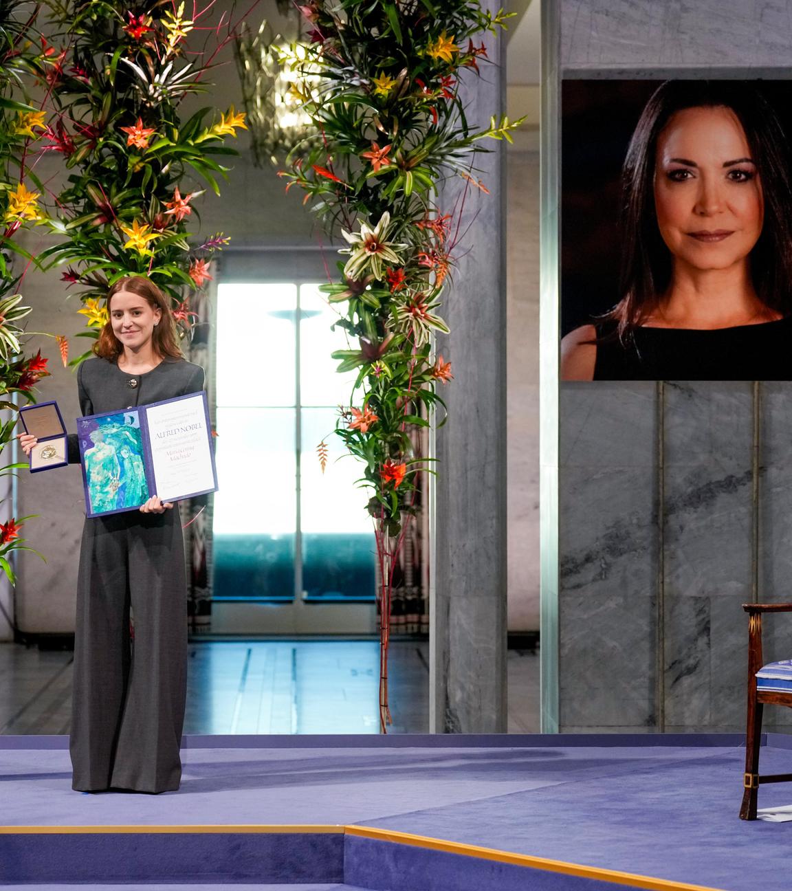 Ana Corina Sosa, Tochter der Friedensnobelpreisträgerin Maria Corina Machado, nimmt den Preis stellvertretend für ihre Mutter im Rathaus von Oslo entgegen.