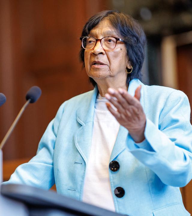 Die südafrikanische Juristin Navanethem Navi Pillay spricht beim Nuremberg Forum in Nürnberg.