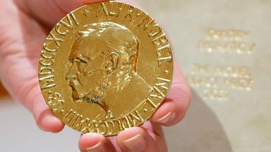 Symbolbild: Eine Friedensnobelpreismedaille wird in einer Hand gehalten, aufgenommen auf ein Auktion in New york am 20.06.2022