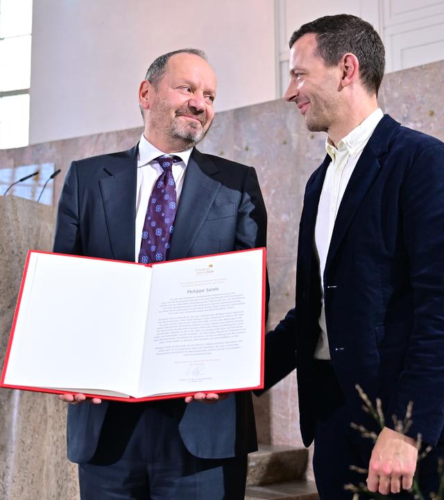 Der britisch-französische Schriftsteller und Anwalt Philippe Sands (links) präsentiert in der Frankfurter Paulskirche am 11.10.2026 seinen Friedenspreis des Deutschen Buchhandels an der Seite von Sebastian Guggolz (rechts), dem Vorsitzenden des Börsenvereins des Deutschen Buchhandels.