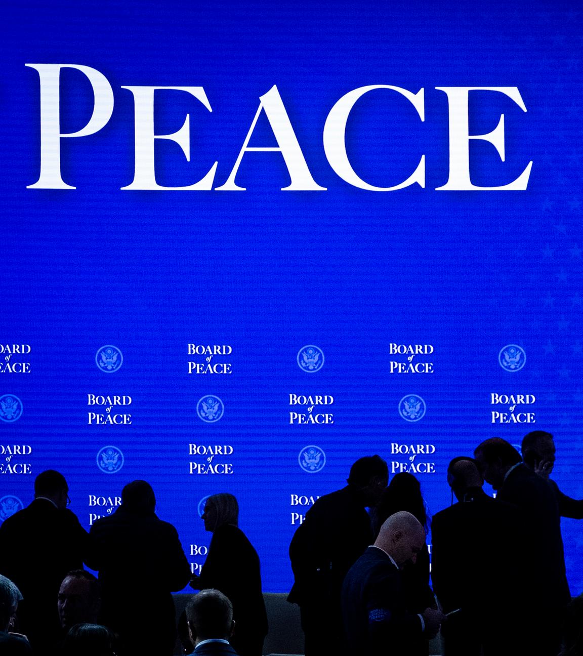 Menschen warten auf die Unterzeichnungszeremonie für das Board of Peace während des 56. jährlichen Treffens des Weltwirtschaftsforums (WEF) in Davos, Schweiz.