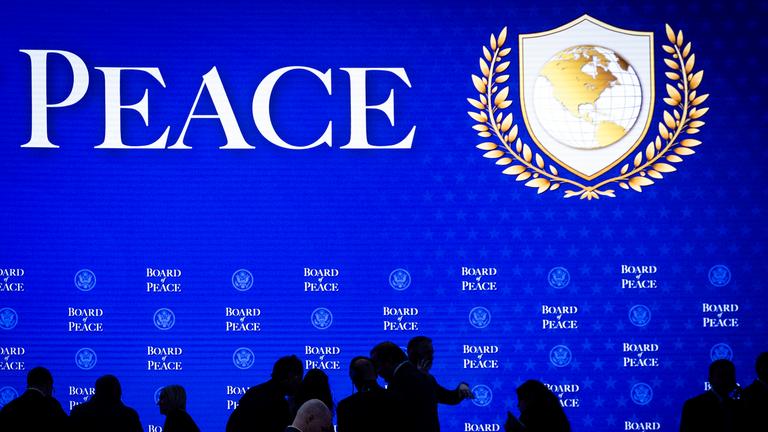 Menschen warten auf die Unterzeichnungszeremonie für das Board of Peace während des 56. jährlichen Treffens des Weltwirtschaftsforums (WEF) in Davos, Schweiz.