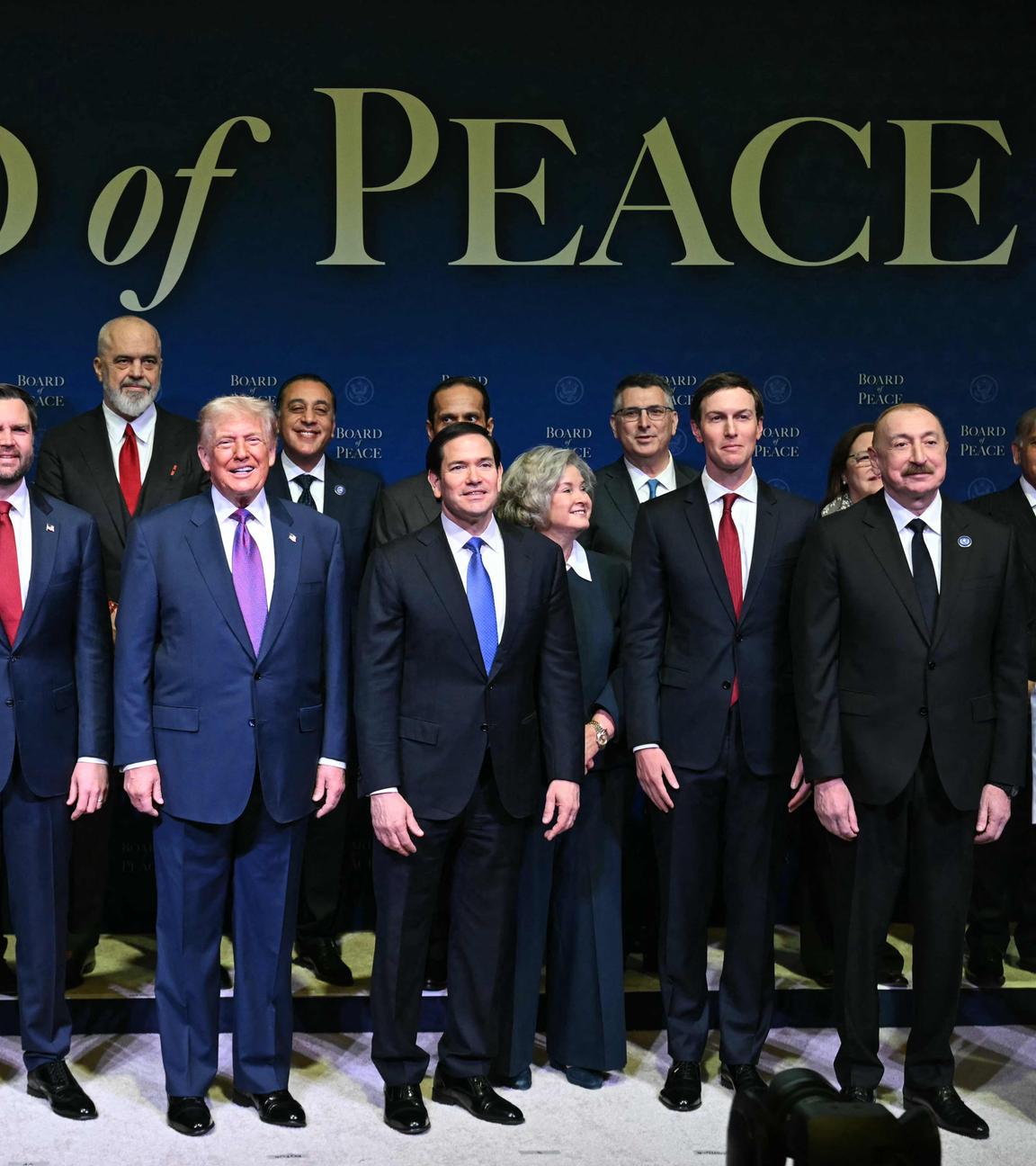 Alle neuen Mitglieder des neuen "Friedensrats" von US-Präsident Donald Trump stehen für ein Gruppenfoto bereit.