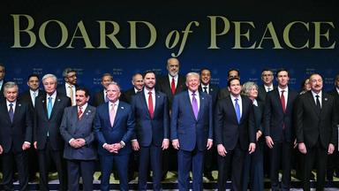 Alle neuen Mitglieder des neuen "Friedensrats" von US-Präsident Donald Trump stehen für ein Gruppenfoto bereit.