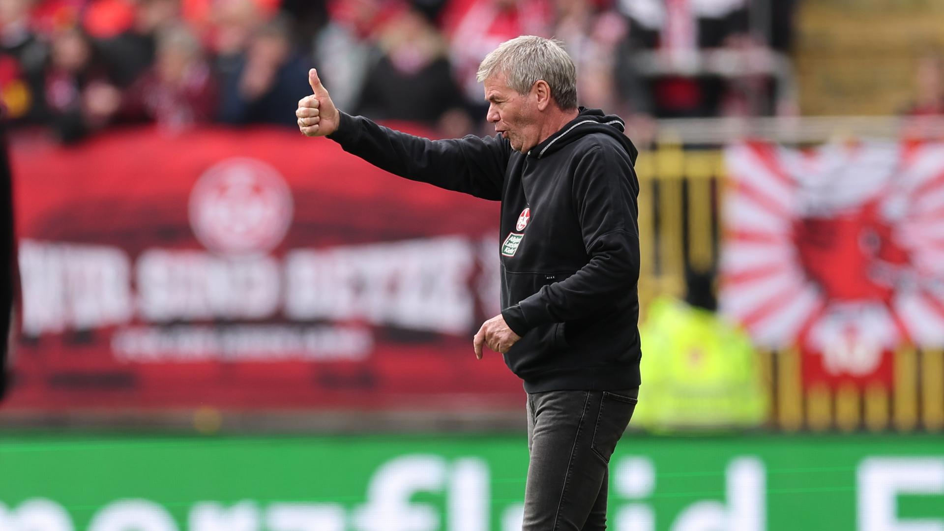 Kaiserslauterns Trainer Friedhelm Funkel zeigt den Daumen hoch.