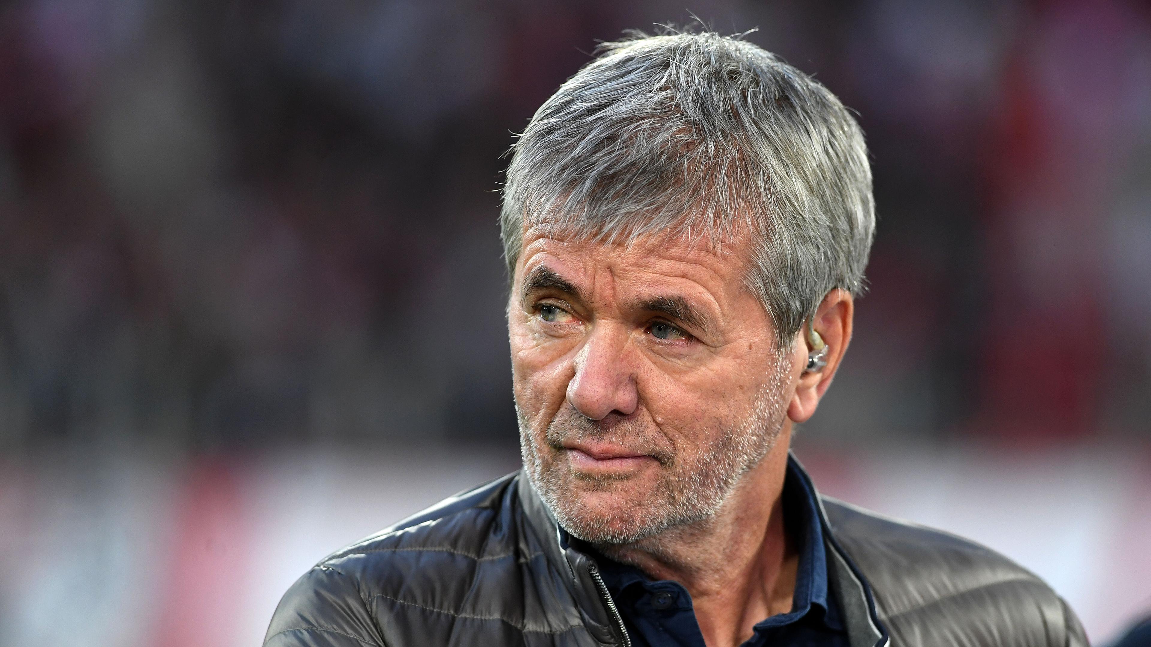 Friedhelm Funkel schaut waehrend des Spiels der 2. Bundesliga zwischen 1. FC Koeln und Hertha BSC Berlin im RheinEnergieStadion am 05. April 2025 in Köln. 
