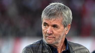 Friedhelm Funkel schaut während des Spiels der 2. Bundesliga zwischen 1. FC Koeln und Hertha BSC Berlin im RheinEnergieStadion am 05. April 2025 in Köln. 