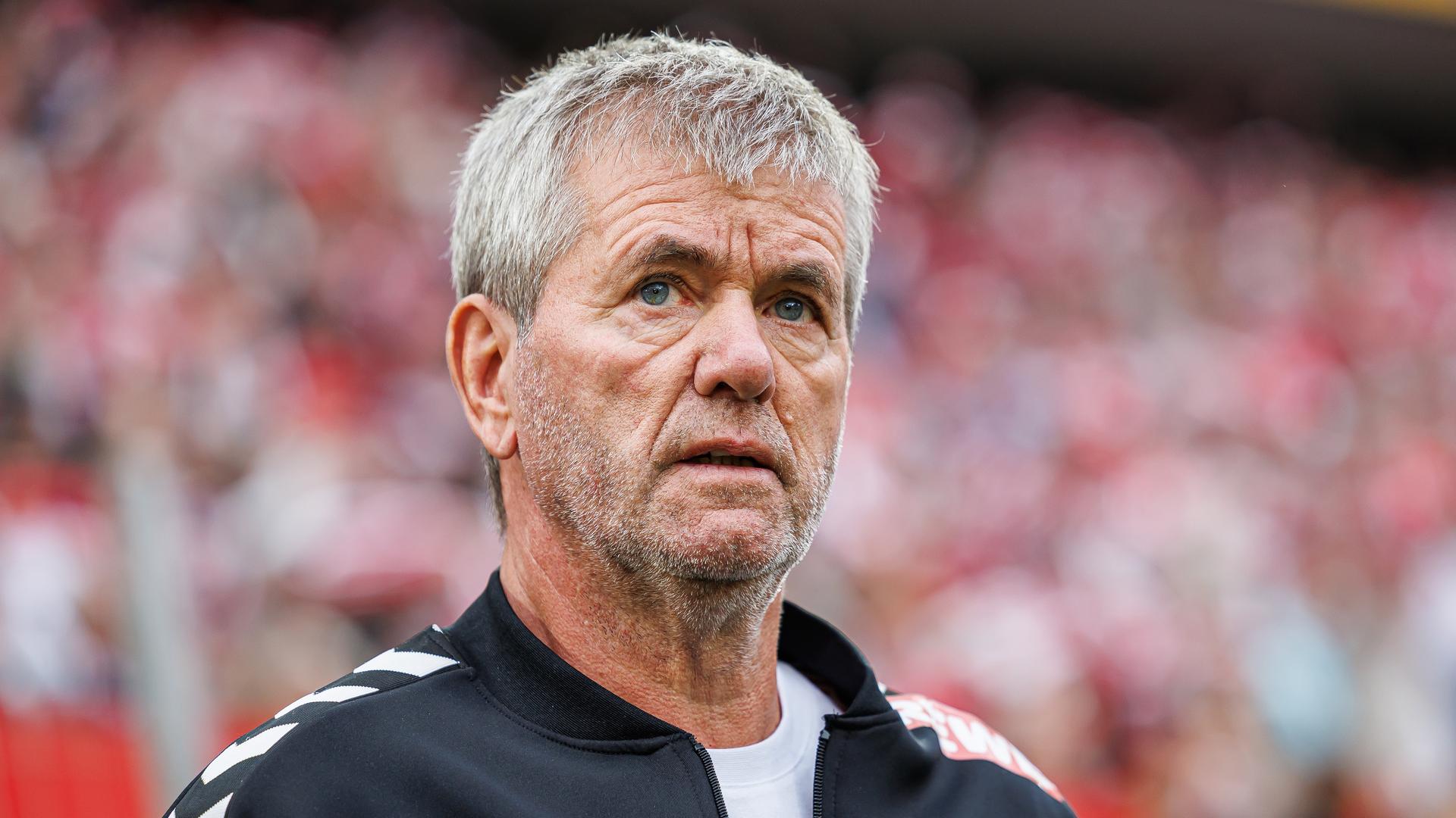 Interims-Cheftrainer Friedhelm Funkel vom 1. FC Köln schaut auf.