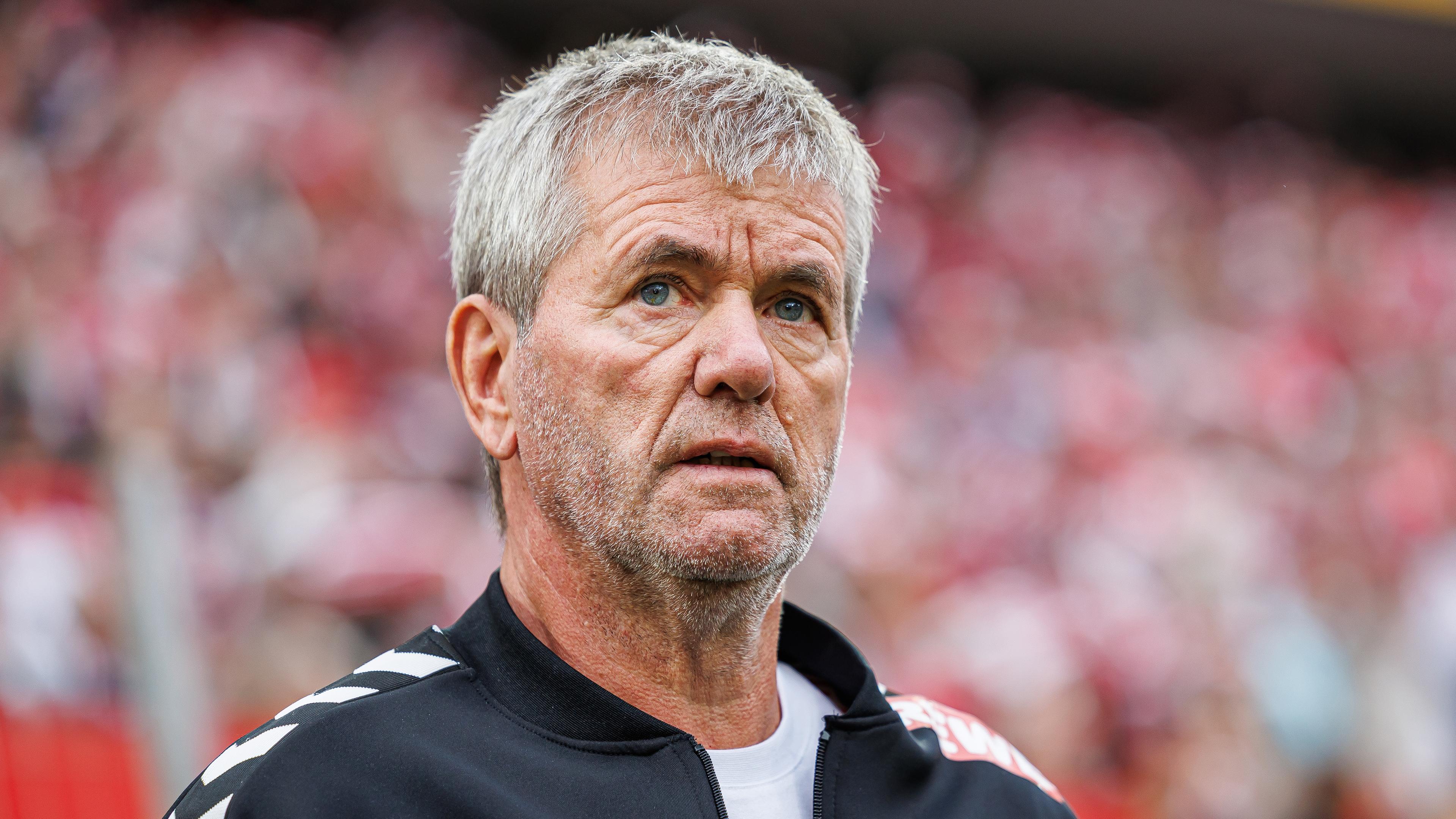Interims-Cheftrainer Friedhelm Funkel vom 1. FC Köln schaut auf.