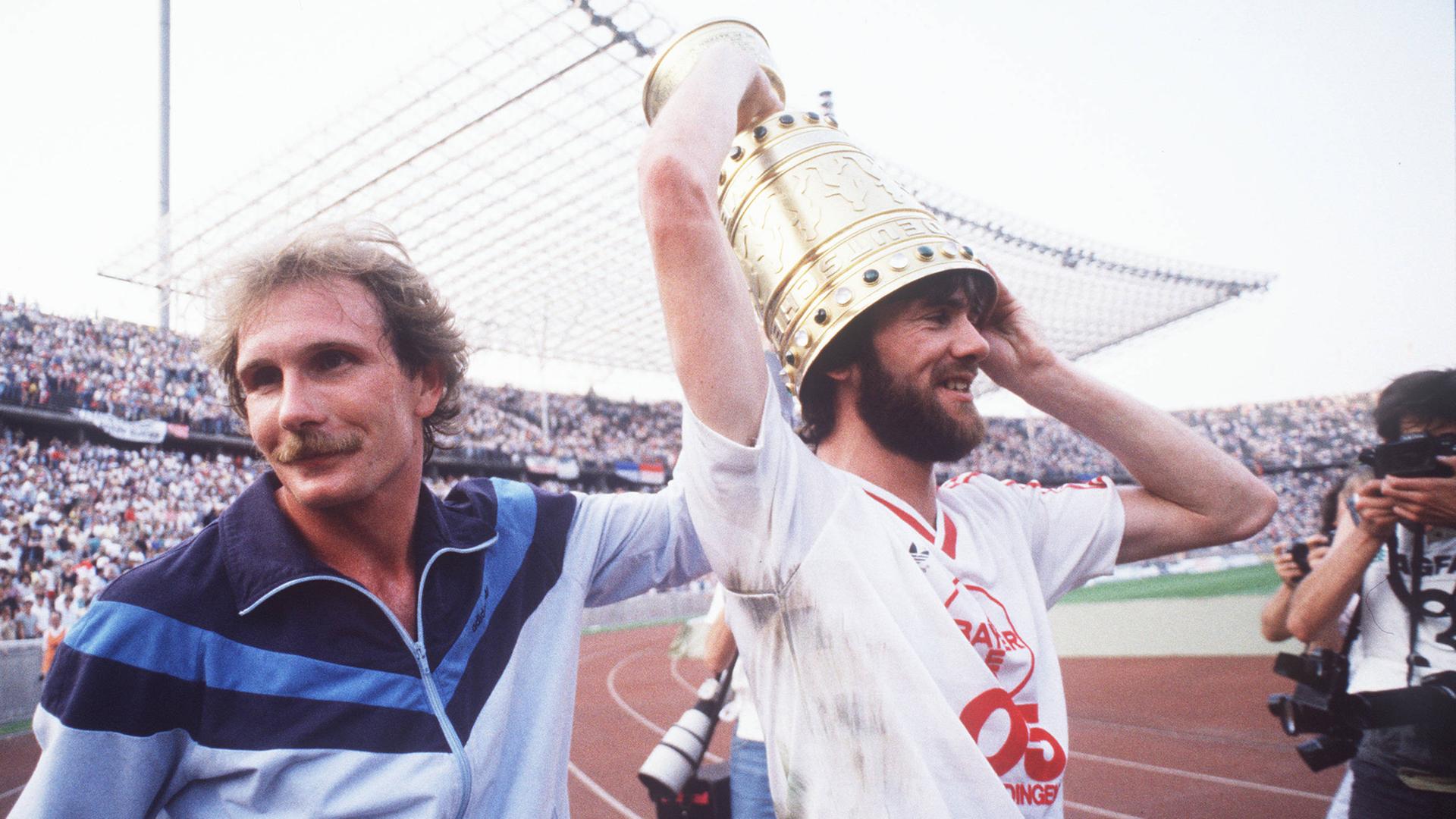 Friedhelm Funkel mit DFB-Pokal auf dem Kopf