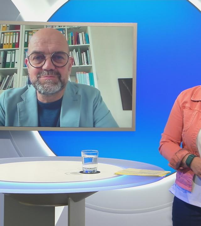 Dirk Pörschmann von der Arbeitsgemeinschaft Friedhof und Denkmal e. V im Hintergrund auf Bidlschirm. Schaltgespräch mit Andrea Ballschuh.