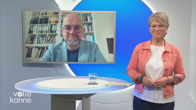 Dirk Pörschmann von der Arbeitsgemeinschaft Friedhof und Denkmal e. V im Hintergrund auf Bidlschirm. Schaltgespräch mit Andrea Ballschuh.