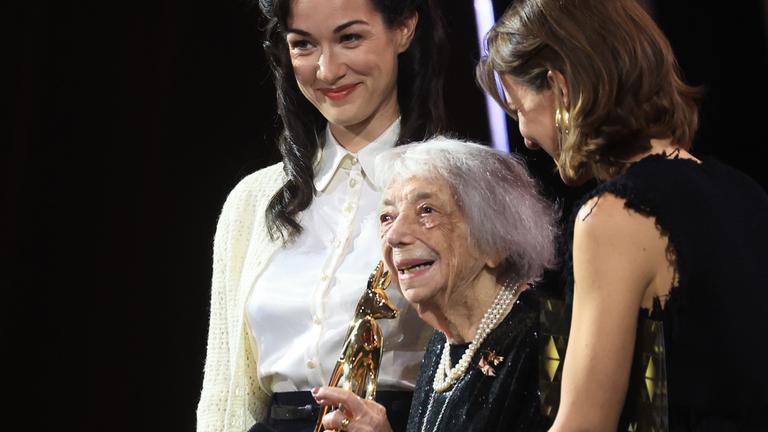 Margot Friedländer bekommt ihren Bambi überreicht.