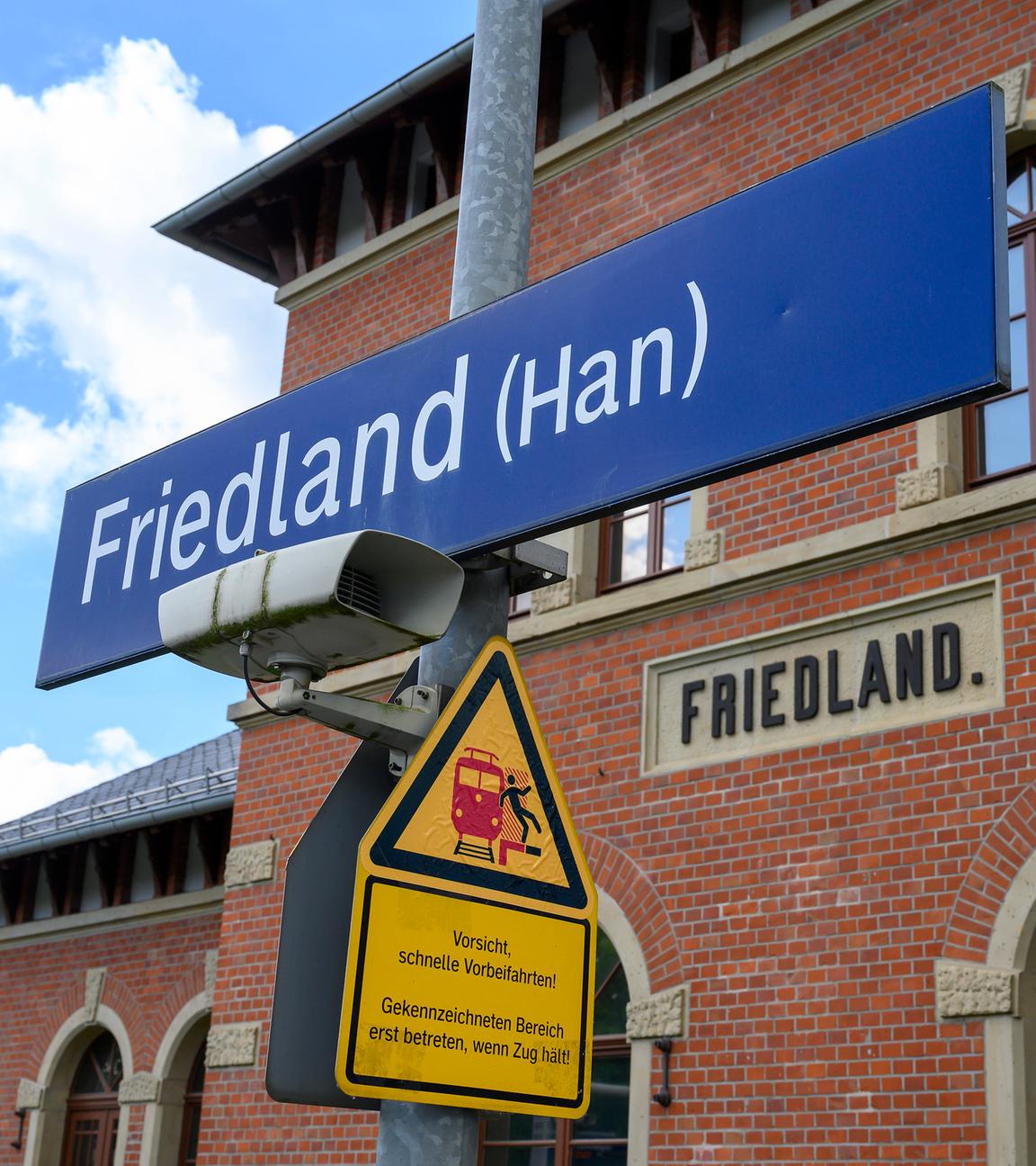 Niedersachsen, Friedland: Der Schriftzug "Friedland" ist an einem Bahngebäude zu sehen.