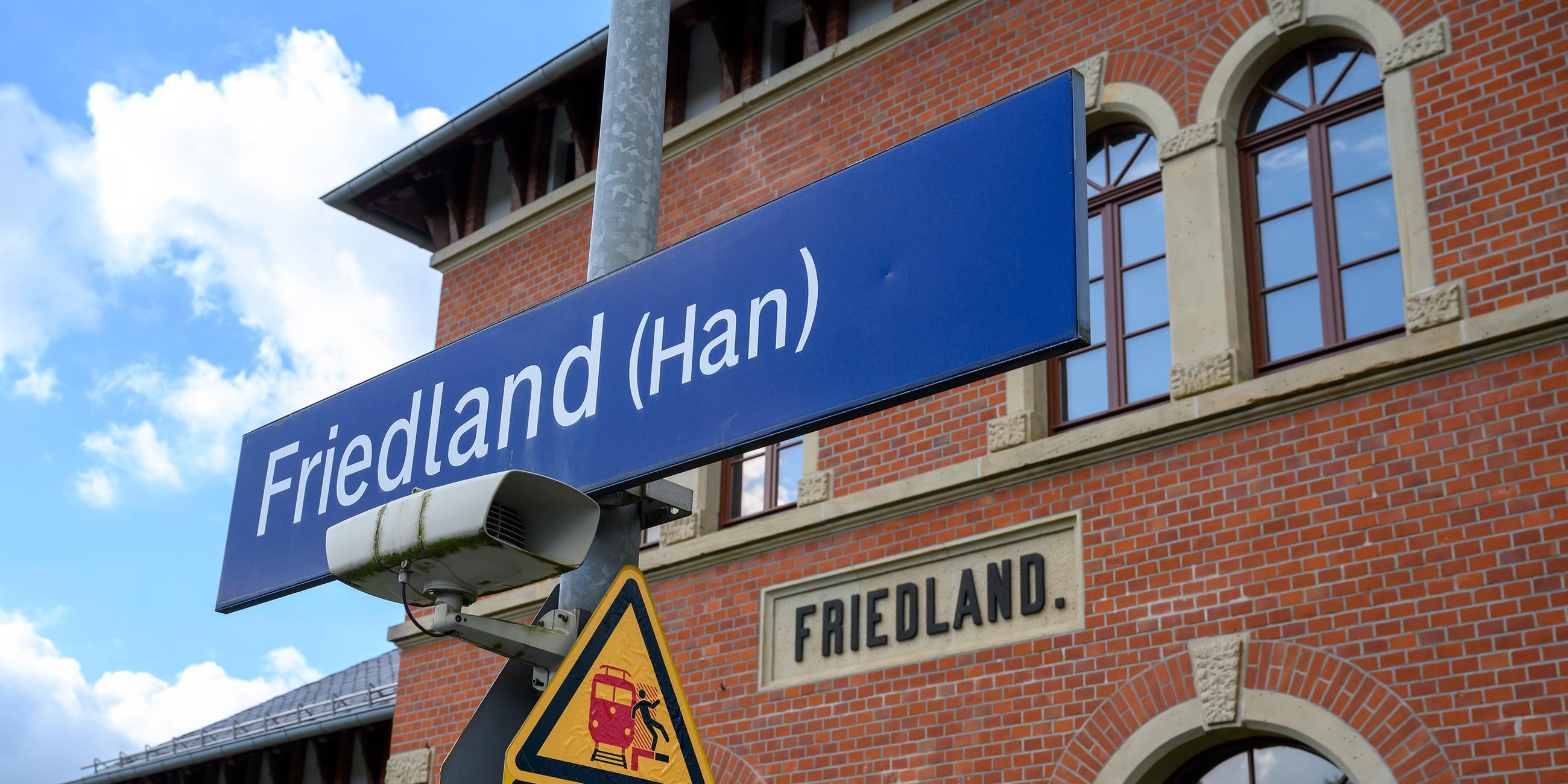 Niedersachsen, Friedland: Der Schriftzug "Friedland" ist an einem Bahngebäude zu sehen.