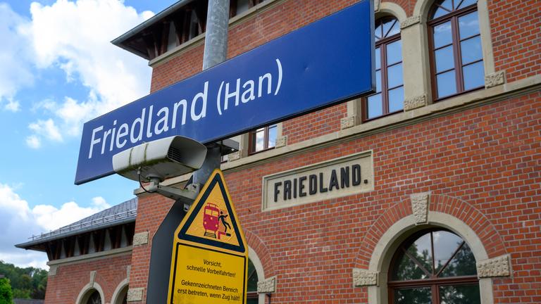 Niedersachsen, Friedland: Der Schriftzug "Friedland" ist an einem Bahngebäude zu sehen.
