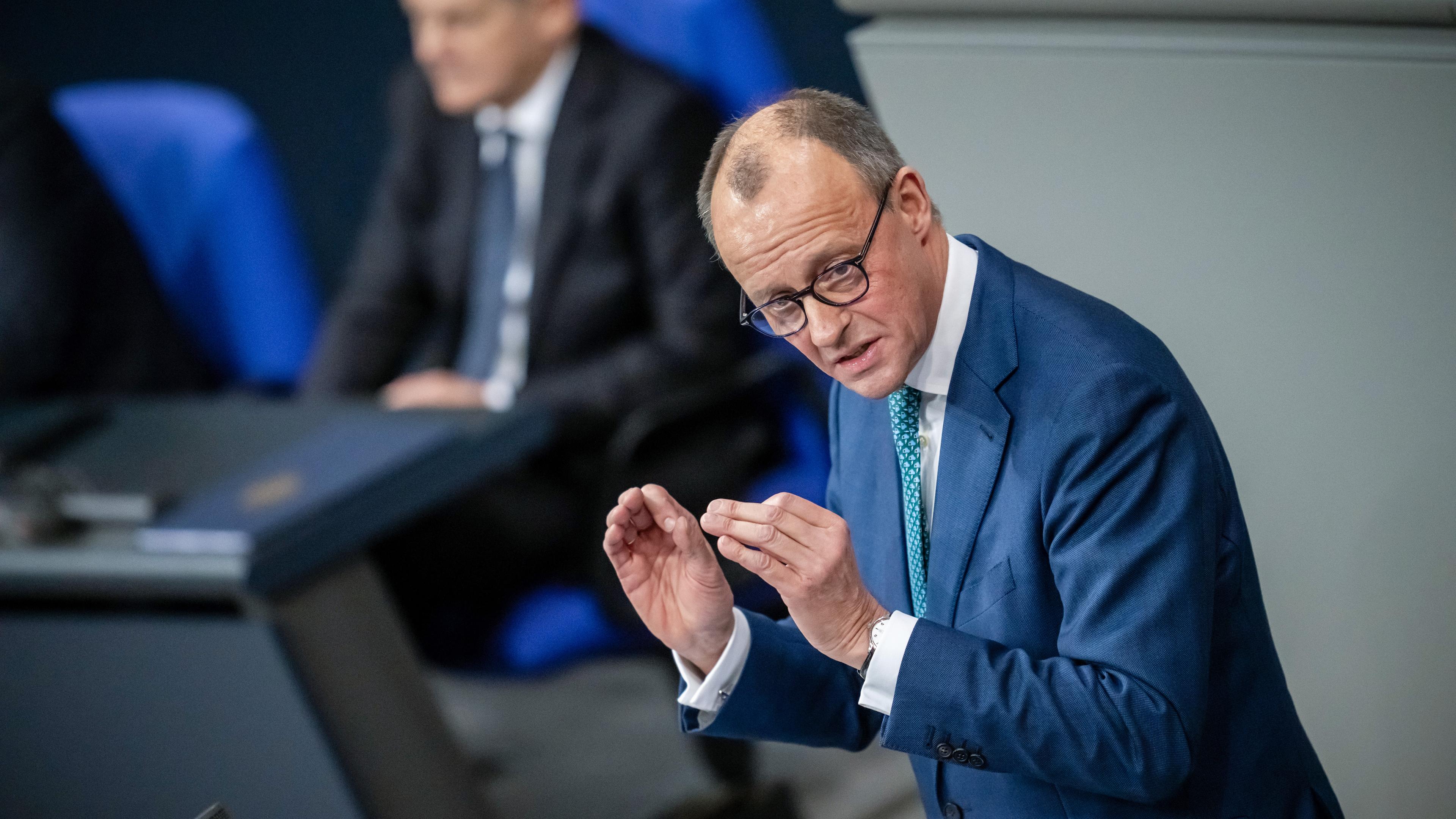 Friedrich Merz, CDU-Bundesvorsitzender, spricht vor Bundeskanzler Olaf Scholz (SPD) bei der Sitzung des Bundestags mit der Regierungserklärung des Bundeskanzlers.