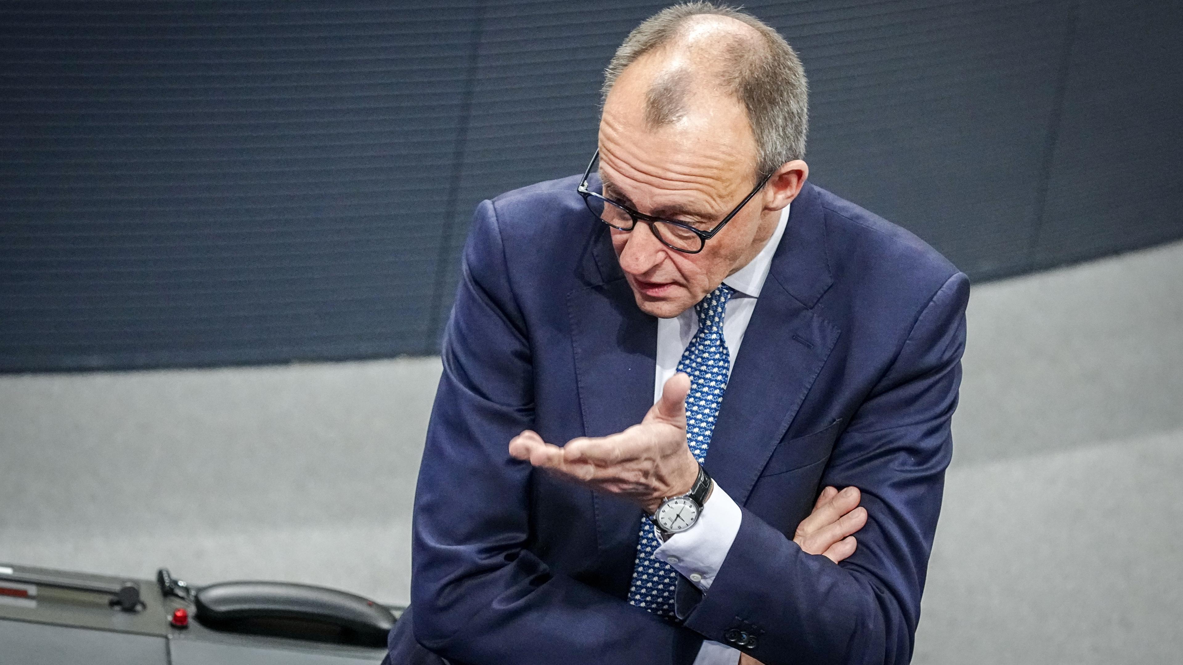 Friedrich Merz nimmt am 14.12.2023 im Bundestag an der Debatte über Digitalisierung des Gesundheitswesens mit elektronischen Rezepten und digitalen Patientenakten teil.
