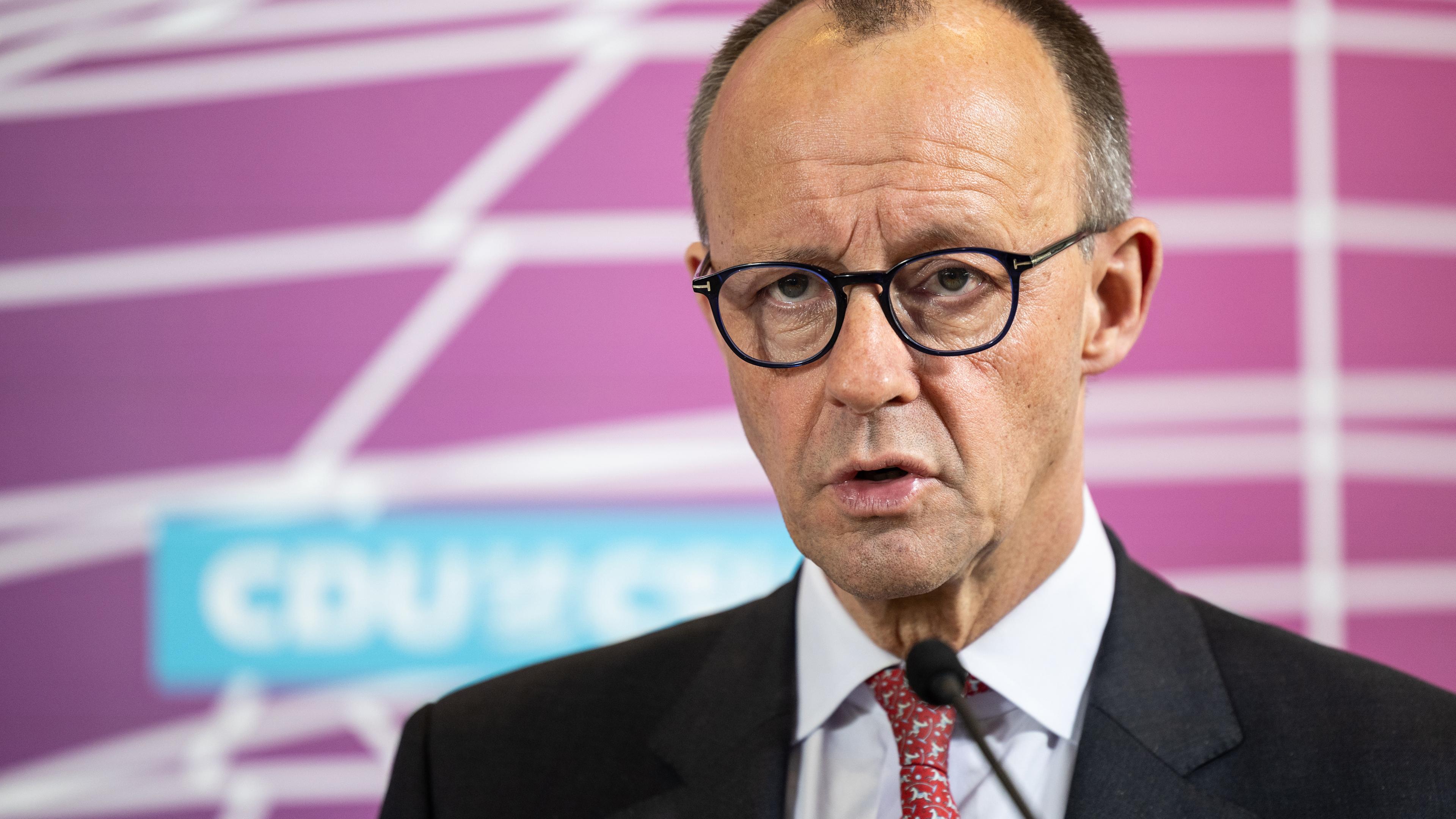 Berlin: Friedrich Merz, CDU-Bundesvorsitzender und Fraktionsvorsitzender der CDU/CSU-Fraktion im Bundestag, spricht während eines Pressestatements nach der Sitzung der Bundestagsfraktion.