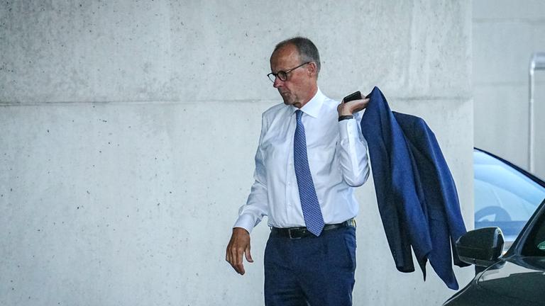 Friedrich Merz, CDU-Bundesvorsitzender und Unionsfraktionsvorsitzender, kommt am 27.08.2024 im Bundeskanzleramt an