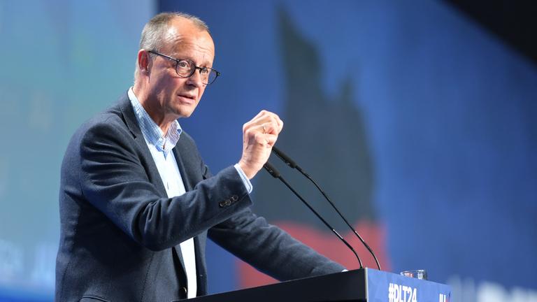 Friedrich Merz spricht beim Deutschlandtag der Jungen Union auf der Bühne am 27.10.2024.