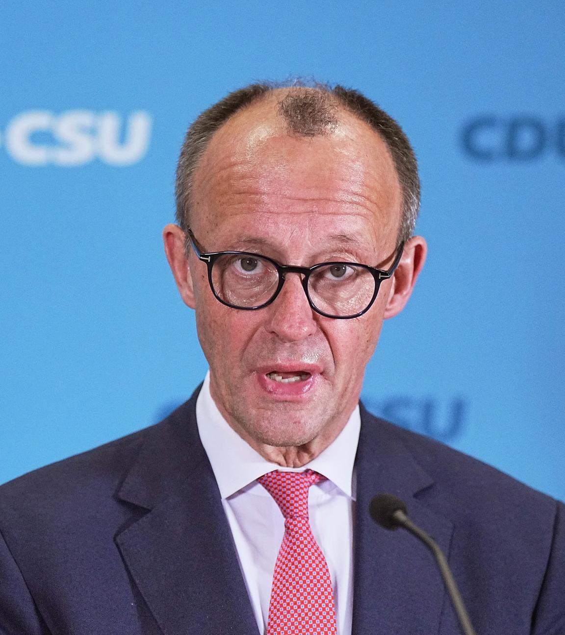  Friedrich Merz, CDU-Bundesvorsitzender und CDU/CSU-Fraktionsvorsitzender im Bundestag, gibt nach der Abstimmung über das "Zustrombegrenzungsgesetz" der Union zur Eindämmung der Migration im Bundestag ein Statement. 