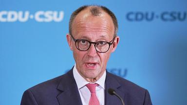 Friedrich Merz, CDU-Bundesvorsitzender und CDU/CSU-Fraktionsvorsitzender im Bundestag, gibt nach der Abstimmung über das "Zustrombegrenzungsgesetz" der Union zur Eindämmung der Migration im Bundestag ein Statement. 